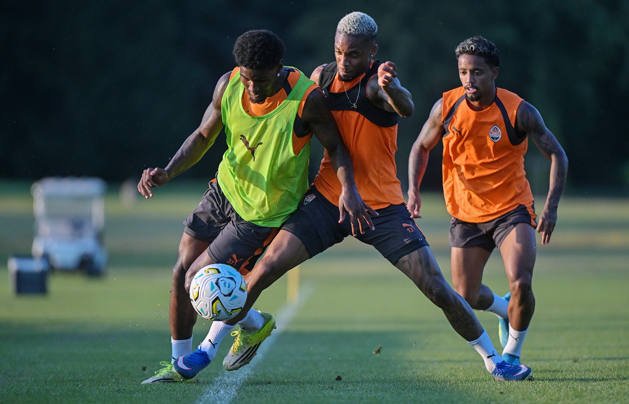 FC Shakhtar training session